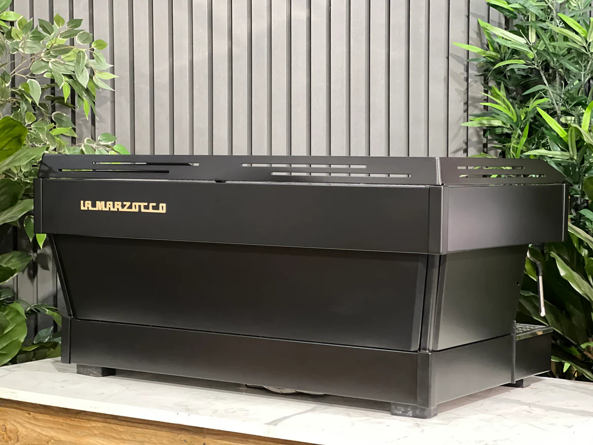 La Marzocco Linea PB 3 Grupos Black & Gold Edition – Reacondicionada