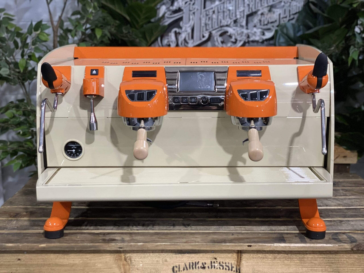 Segundo detalle de Victoria Arduino Black Eagle reacondicionada de 2 grupos crema y naranja