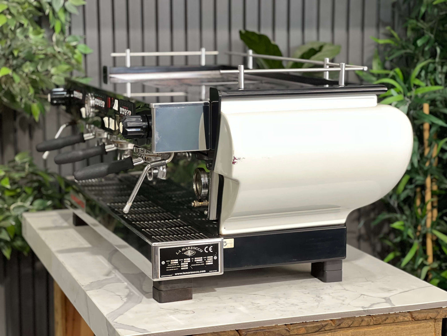 Detalles de La Marzocco FB70 de 3 grupos blanca
