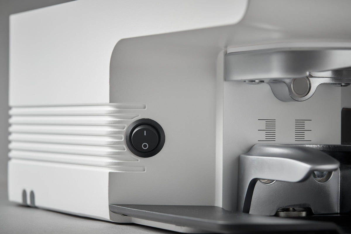 Detalle del interruptor y soporte del PUQ Press M6 blanco