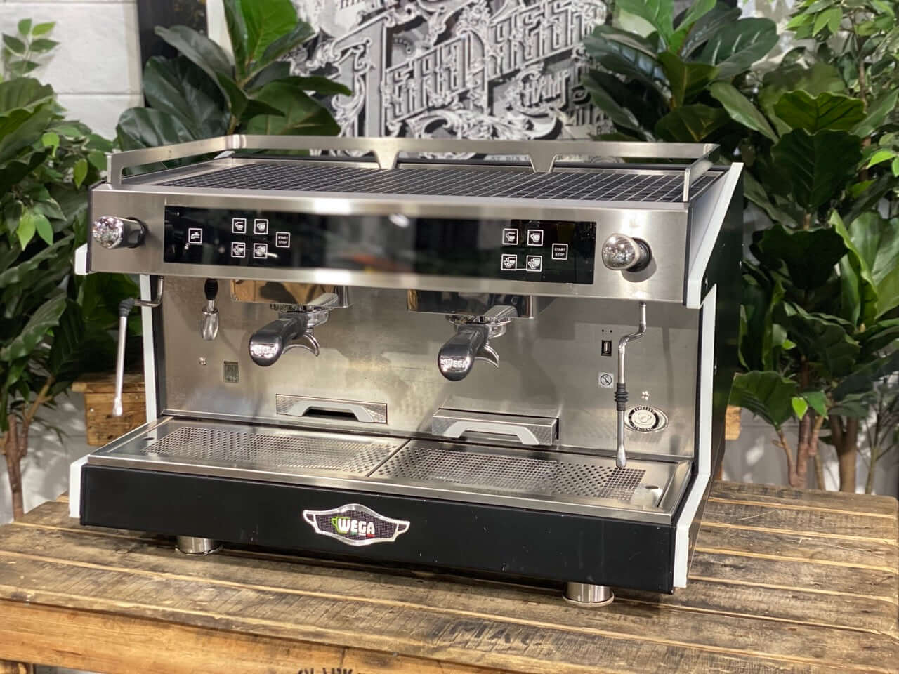 Segundo detalle de Wega Urban reacondicionada de 2 grupos negra
