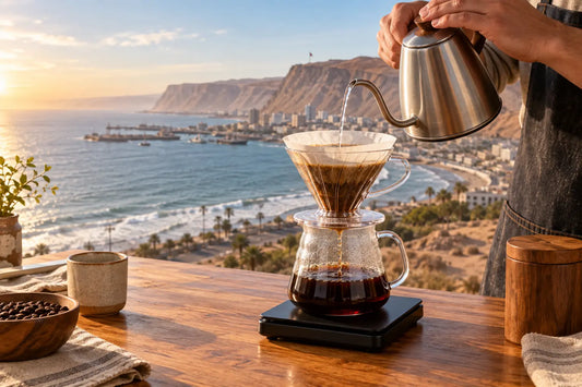 Preparación de café V60 con tetera de cuello de cisne frente a la costa de Arica
