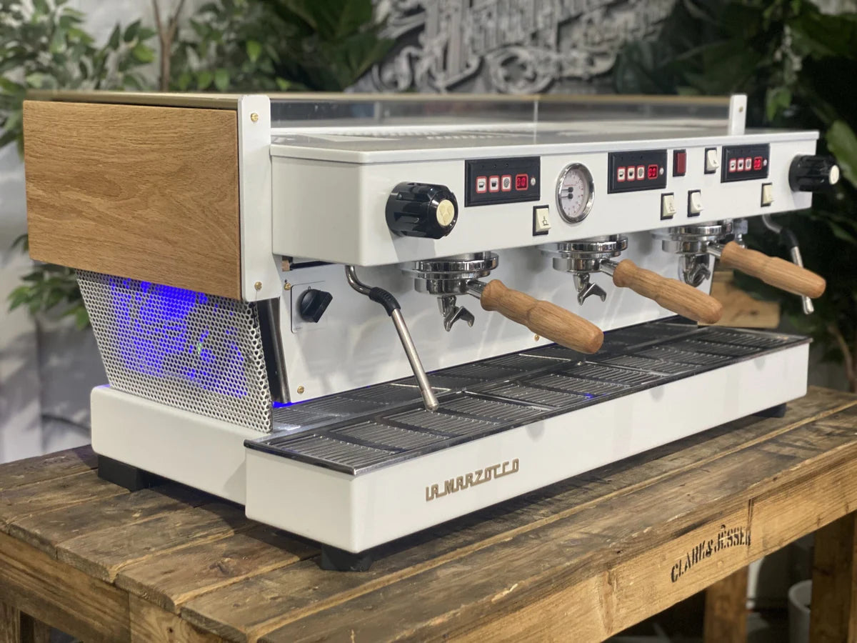 La Marzocco Linea Classic 3 Grupos Blanco/Madera con luces LED