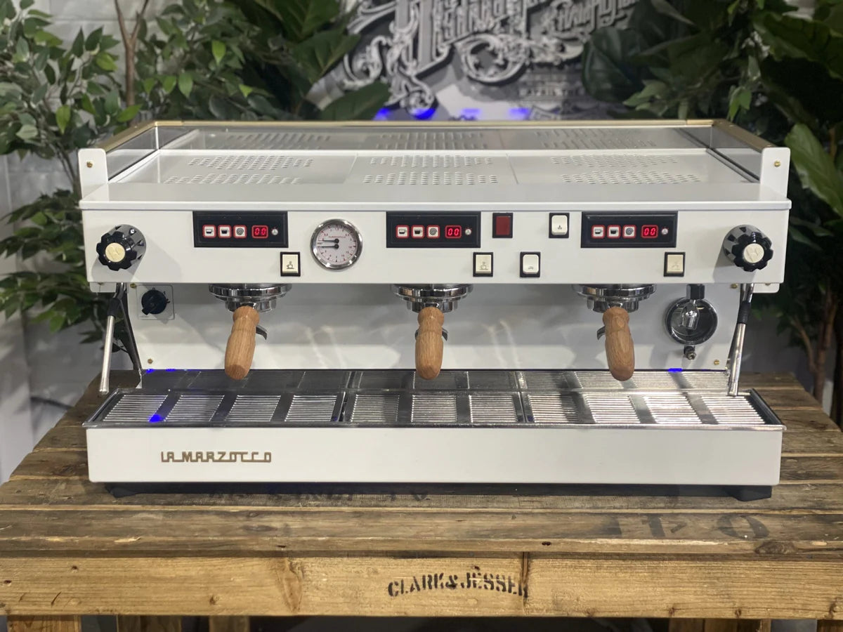La Marzocco Linea Classic 3 Grupos Blanco/Madera con luces LED - Reacondicionada