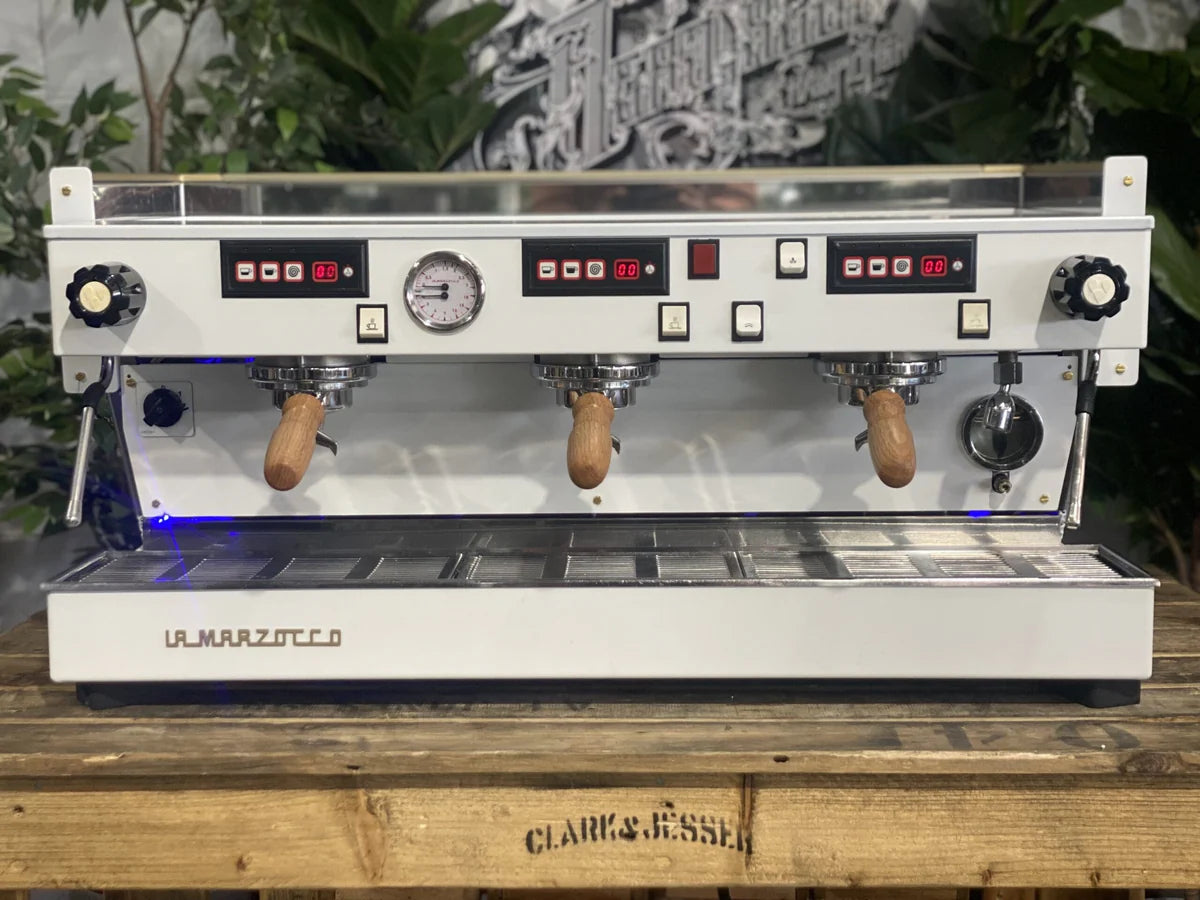 La Marzocco Linea Classic 3 Grupos Blanco/Madera con luces LED - Reacondicionada