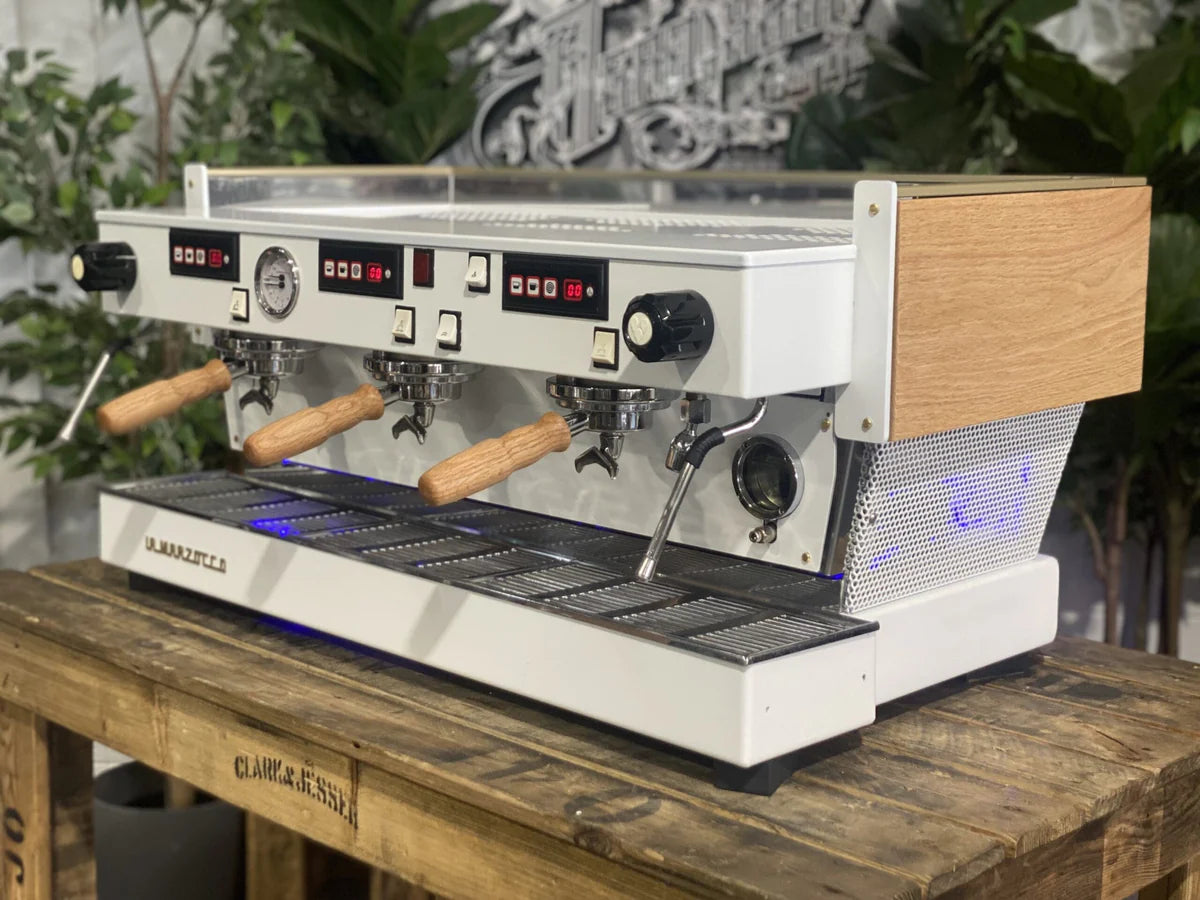 La Marzocco Linea Classic 3 Grupos Blanco/Madera con luces LED - Reacondicionada