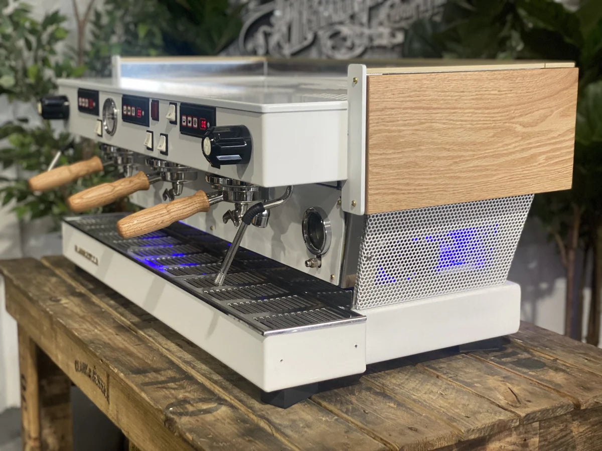 La Marzocco Linea Classic 3 Grupos Blanco/Madera con luces LED - Reacondicionada