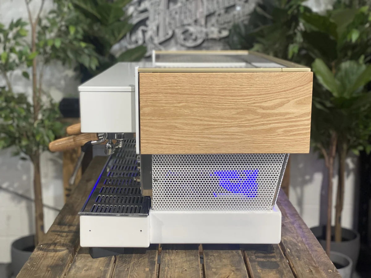 La Marzocco Linea Classic 3 Grupos Blanco/Madera con luces LED - Reacondicionada