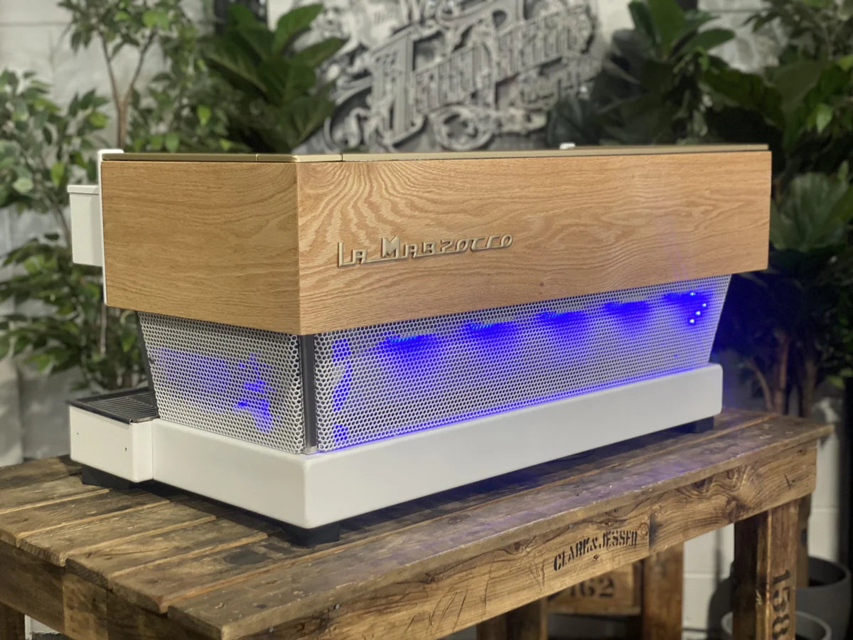 La Marzocco Linea Classic 3 Grupos Blanco/Madera con luces LED - Reacondicionada