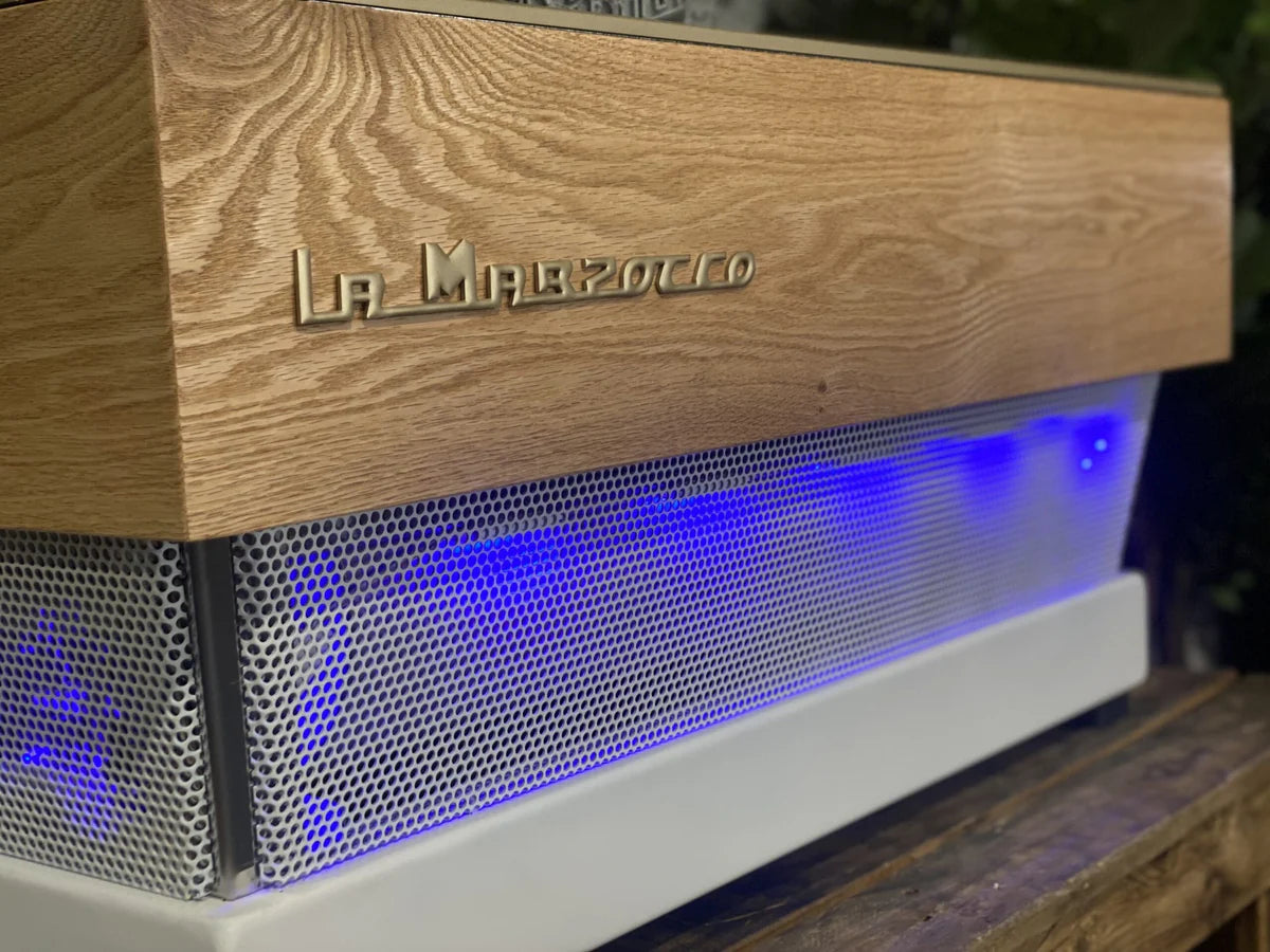 La Marzocco Linea Classic 3 Grupos Blanco/Madera con luces LED - Reacondicionada