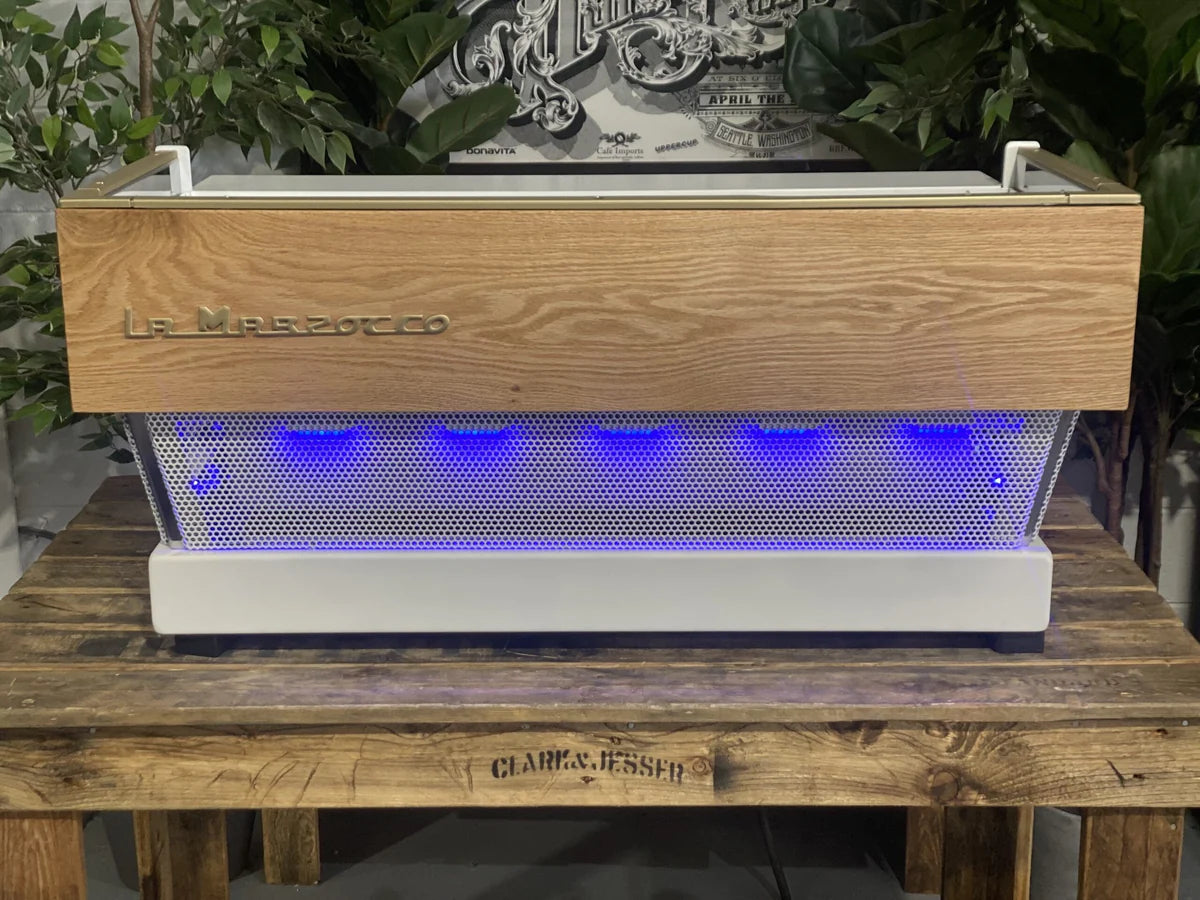 La Marzocco Linea Classic 3 Grupos Blanco/Madera con luces LED - Reacondicionada