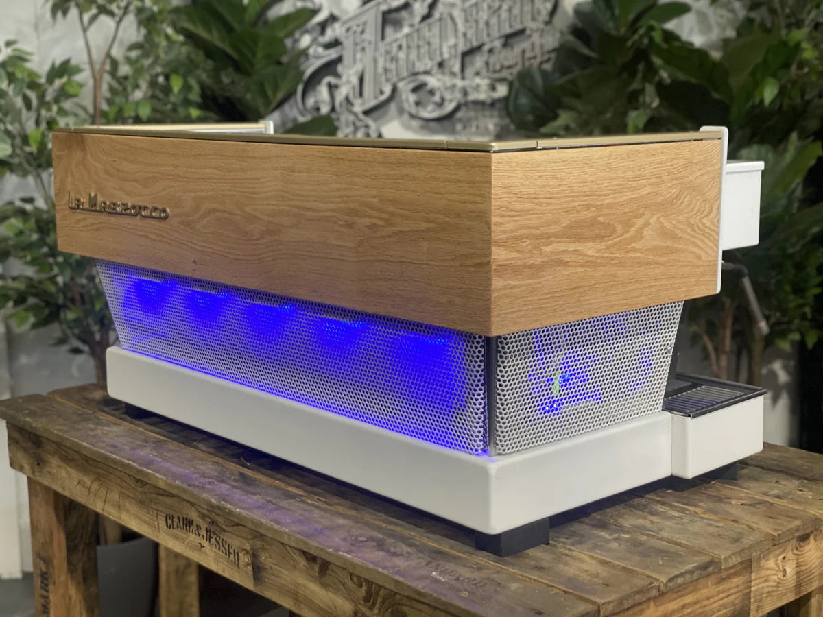 La Marzocco Linea Classic 3 Grupos Blanco/Madera con luces LED - Reacondicionada