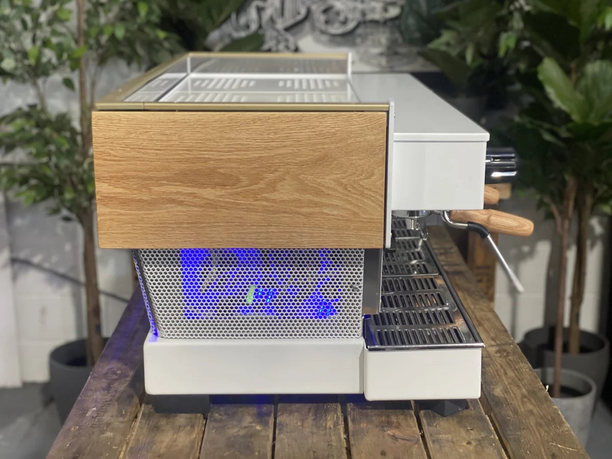 La Marzocco Linea Classic 3 Grupos Blanco/Madera con luces LED - Reacondicionada