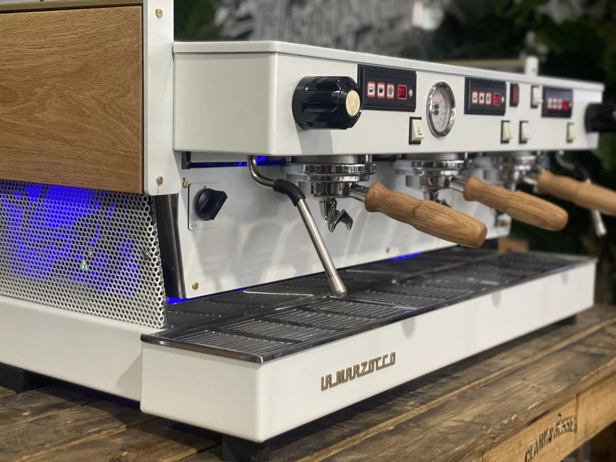La Marzocco Linea Classic 3 Grupos Blanco/Madera con luces LED - Reacondicionada