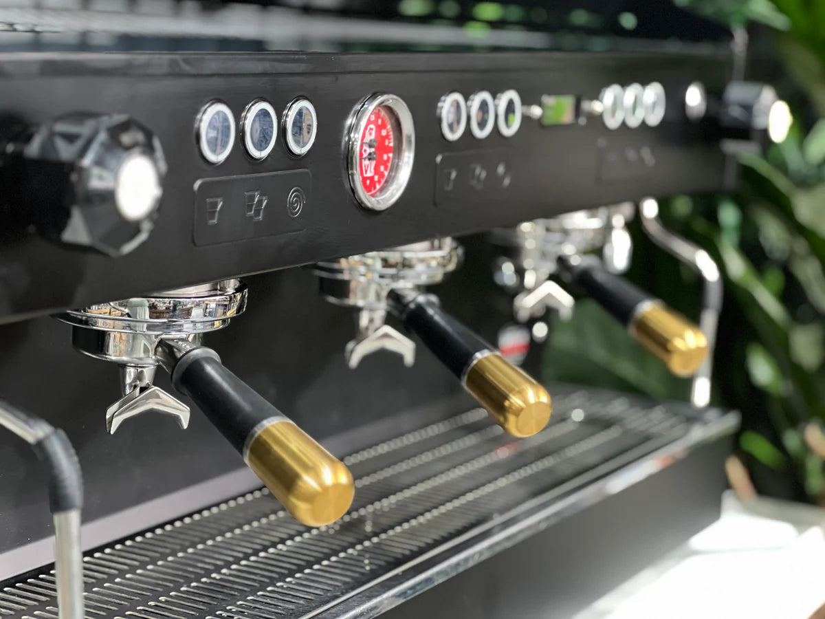 La Marzocco Linea PB 3 Grupos Black & Gold Edition  – Reacondicionada