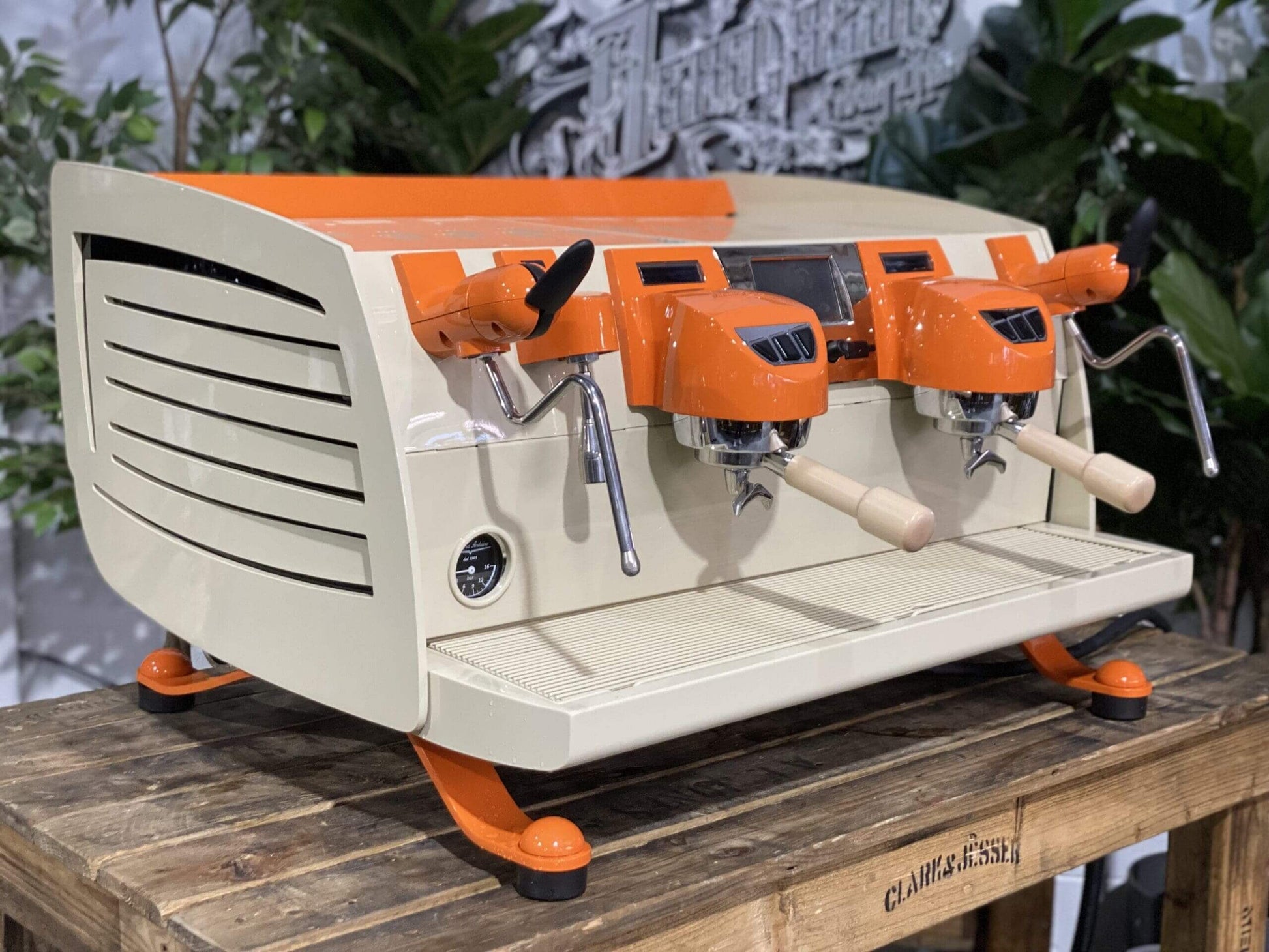Victoria Arduino Black Eagle reacondicionada de 2 grupos crema y naranja, vista lateral