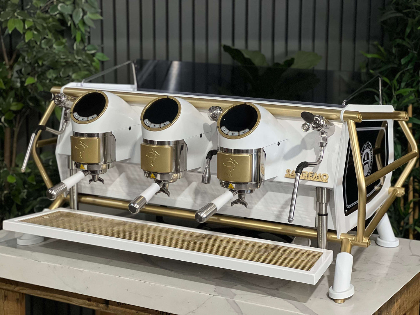 Sanremo Café Racer de 3 grupos blanca y dorada, vista frontal