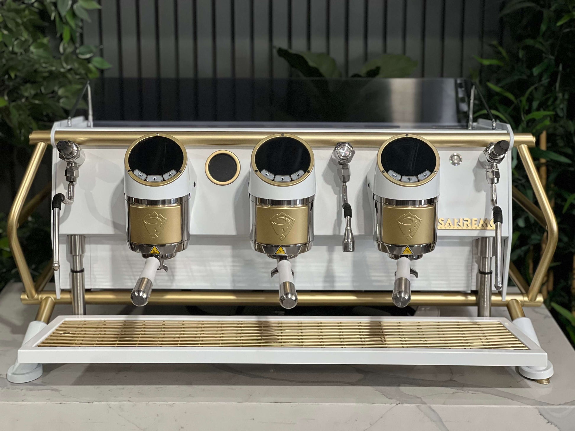 Sanremo Café Racer de 3 grupos blanca y dorada, vista alternativa