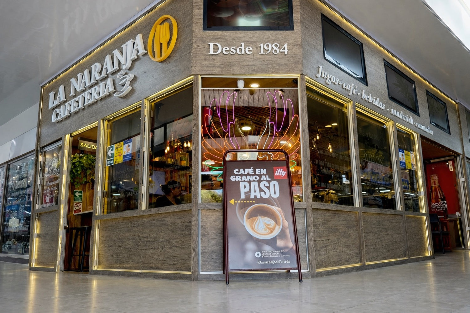 Fachada de Cafetería La Naranja en Arica con el letrero Desde 1984