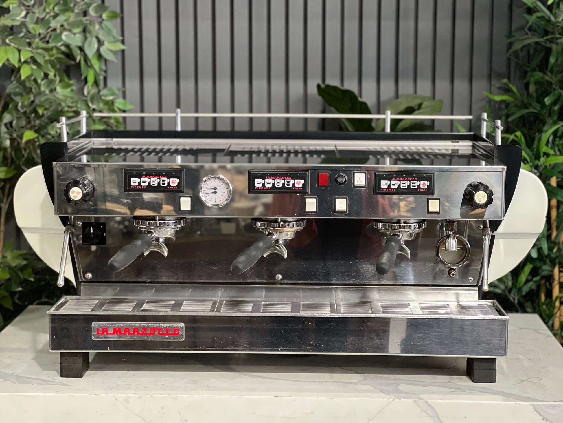 La Marzocco FB70 de 3 grupos blanca, vista frontal