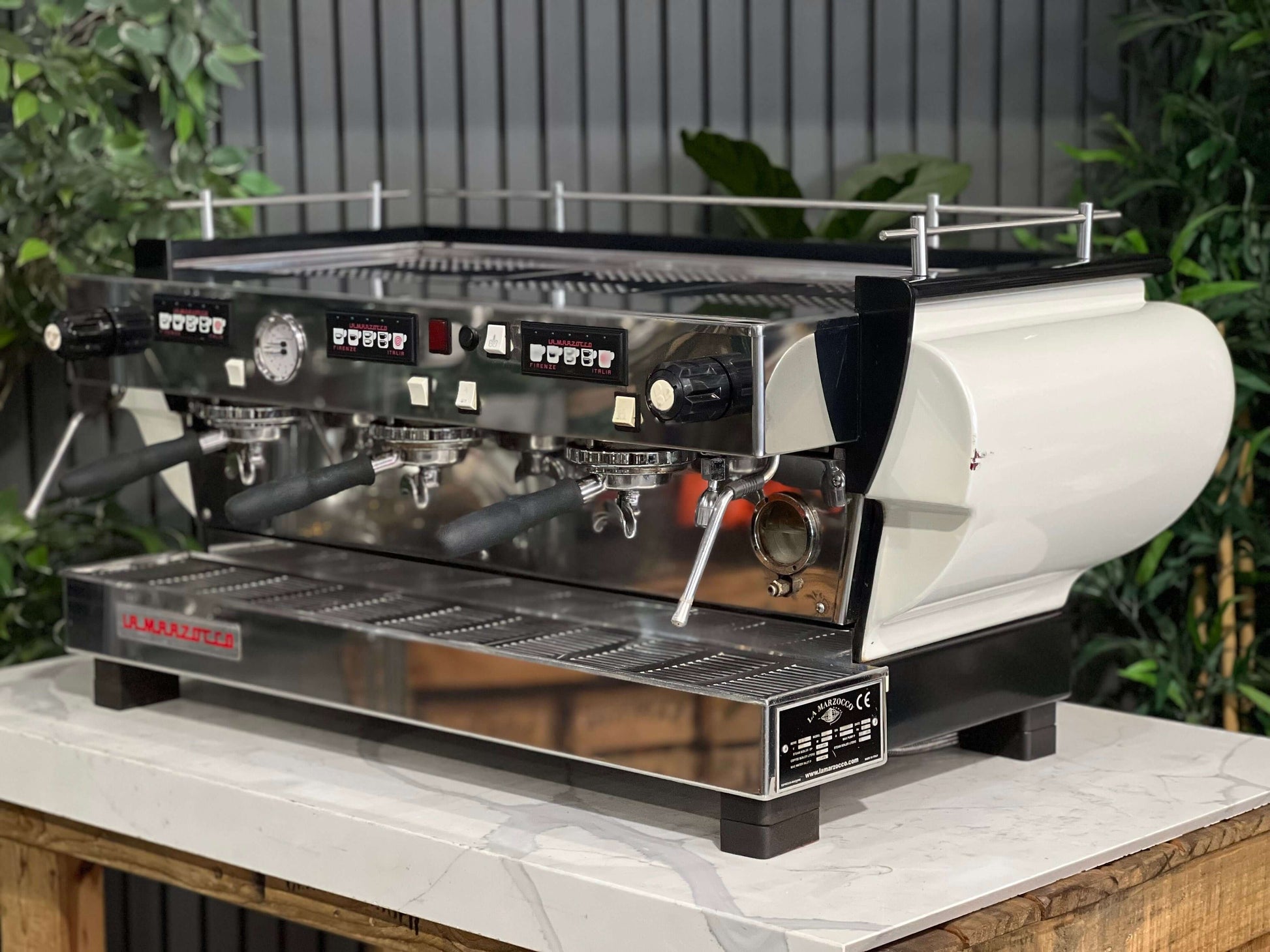 La Marzocco FB70 de 3 grupos blanca, vista alternativa