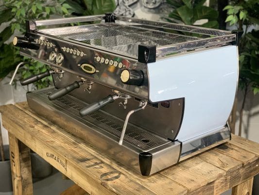 La Marzocco GB5 de 3 grupos azul claro, vista frontal