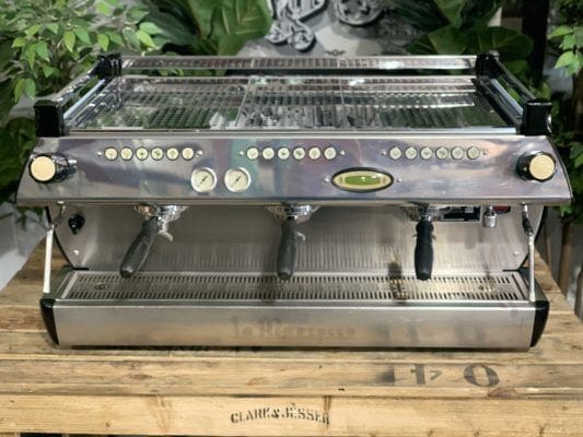 La Marzocco GB5 de 3 grupos azul claro, vista alternativa