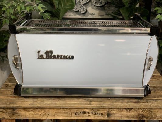 Detalles de La Marzocco GB5 de 3 grupos azul claro