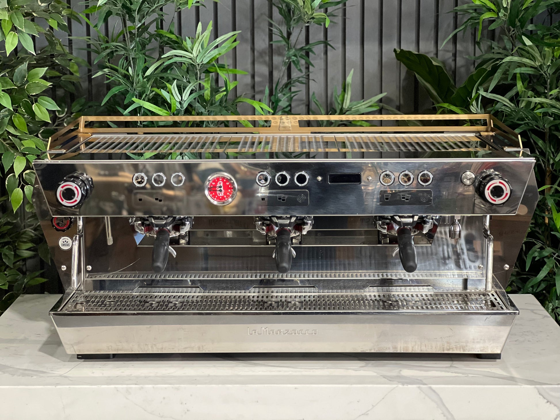 Cafetera La Marzocco KB90 de 3 grupos en azul y dorado