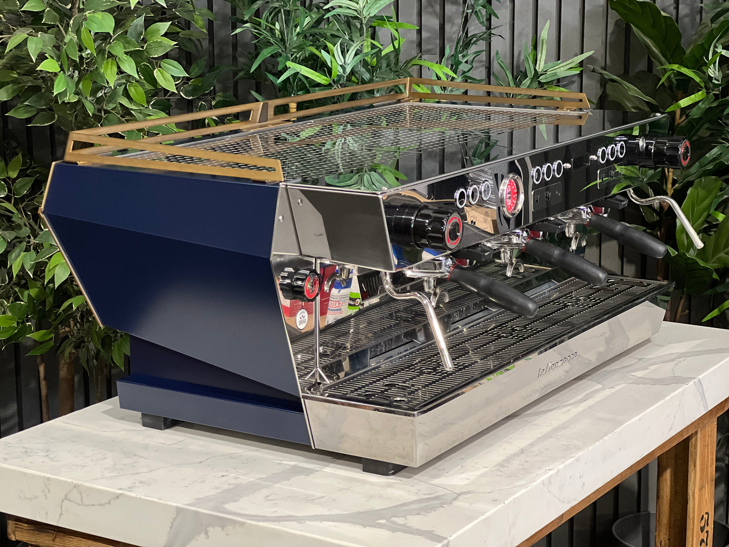 Vista de la cafetera La Marzocco KB90 azul y dorado