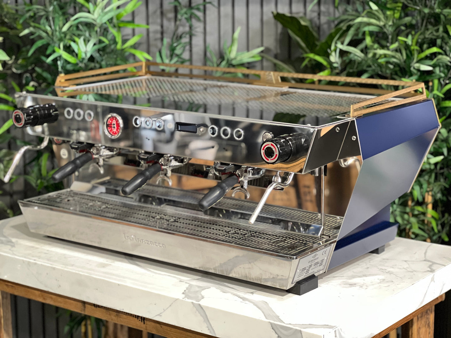 La Marzocco KB90 de tres grupos, terminación azul y dorada