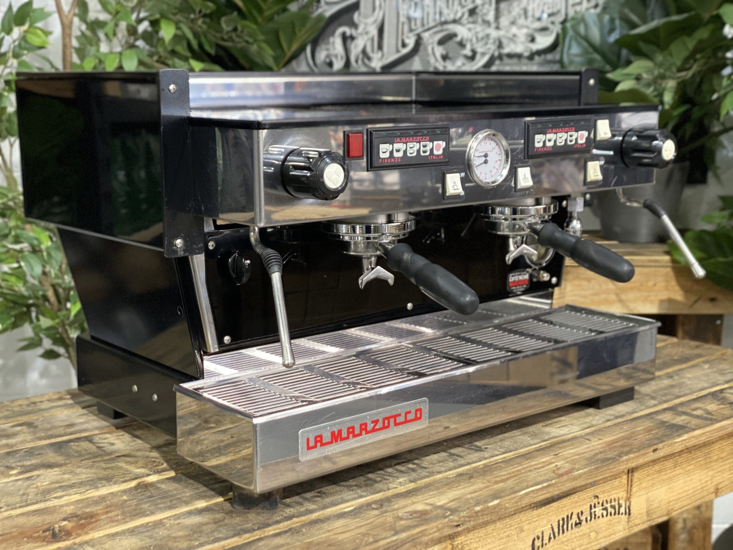 La Marzocco Linea Classic de 2 grupos negra reacondicionada