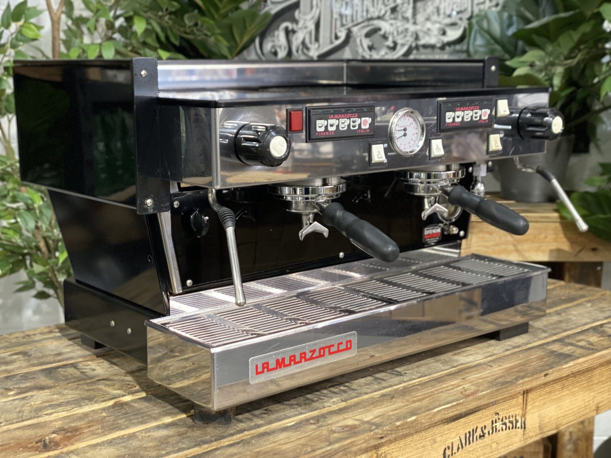 La Marzocco Linea Classic de 2 grupos negra reacondicionada