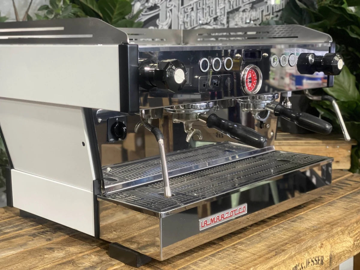Detalle frontal de La Marzocco Linea PB de 2 grupos reacondicionada