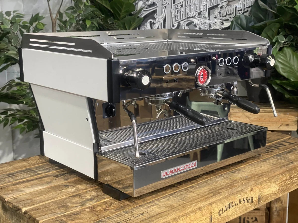 La Marzocco Linea PB de 2 grupos blanca y acero inoxidable, vista frontal