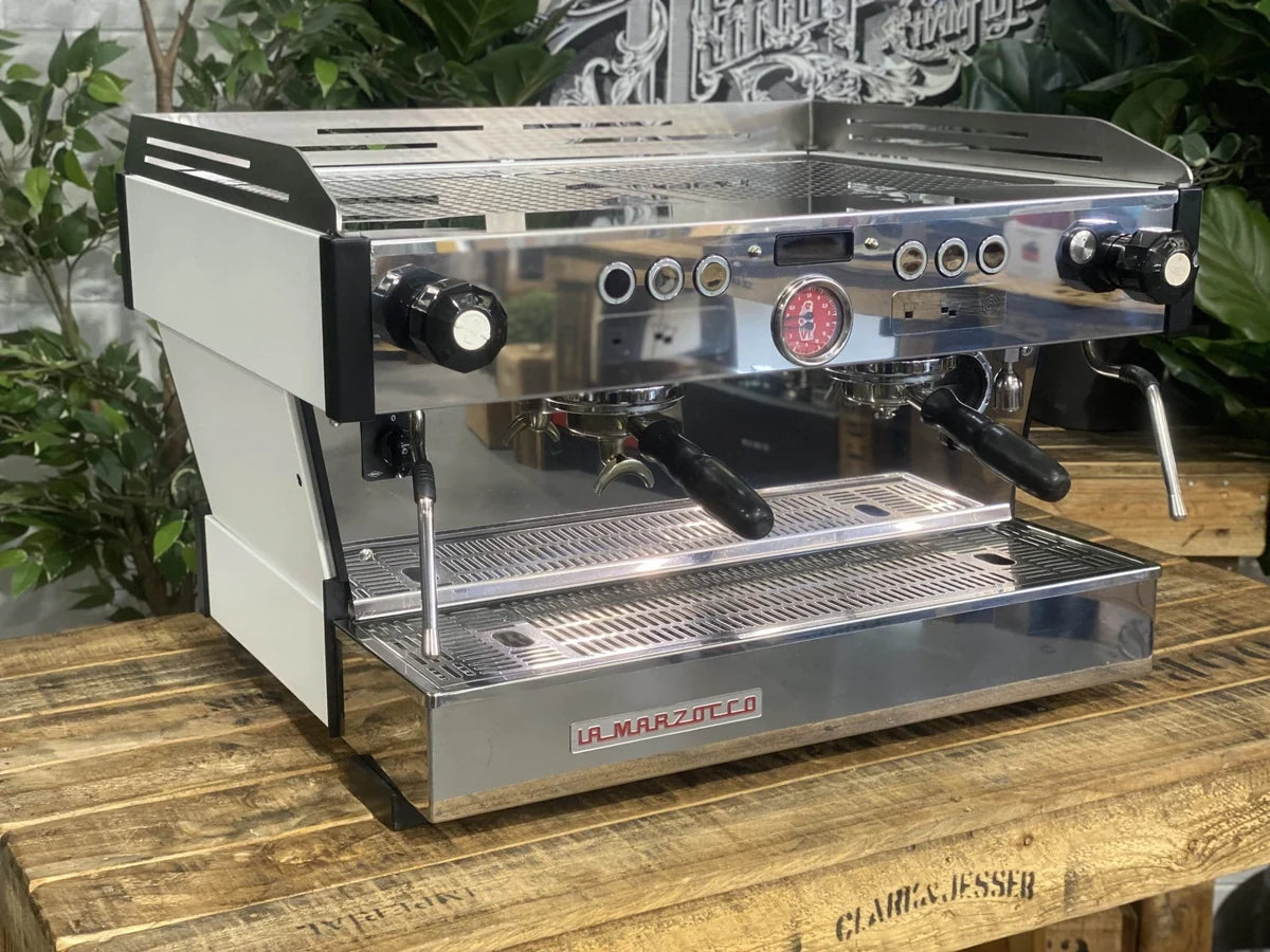 Cafetera reacondicionada La Marzocco Linea PB blanca, vista frontal