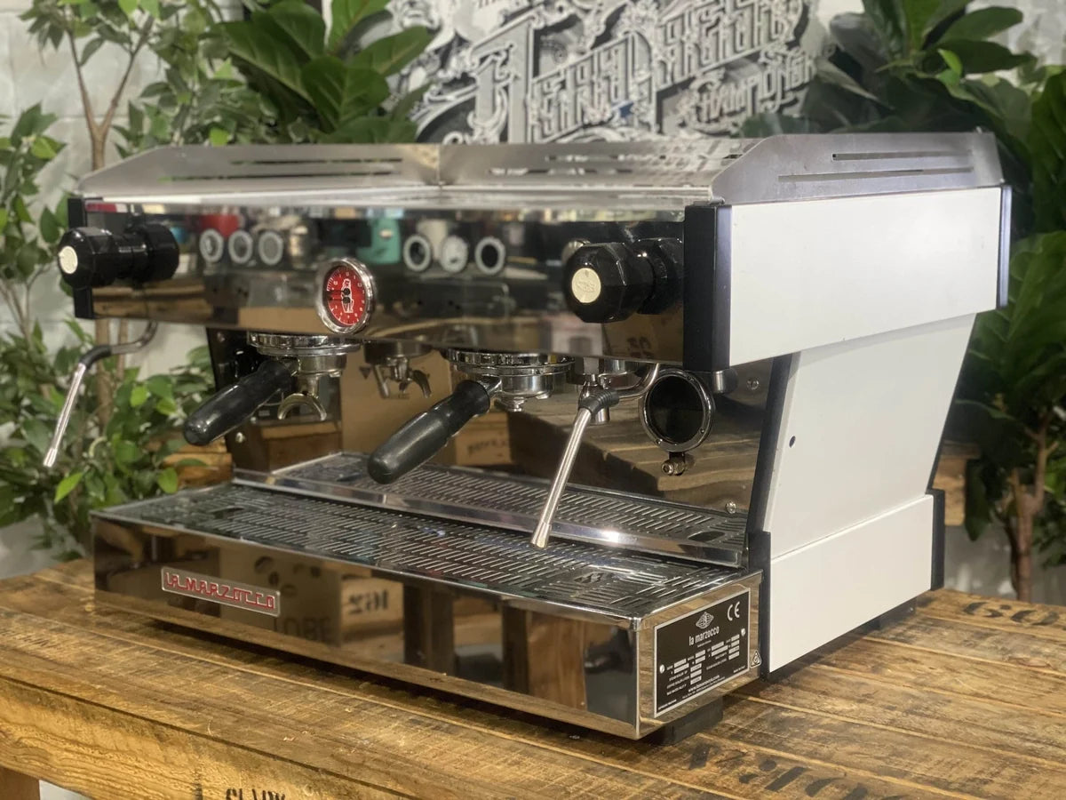 La Marzocco Linea PB de 2 grupos, vista frontal lateral derecha