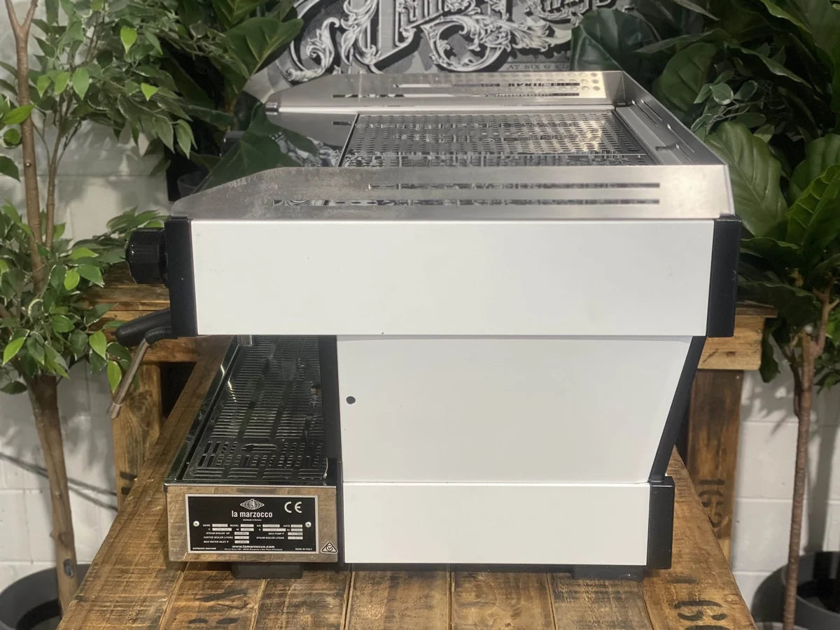 La Marzocco Linea PB blanca y acero inoxidable, lateral derecho