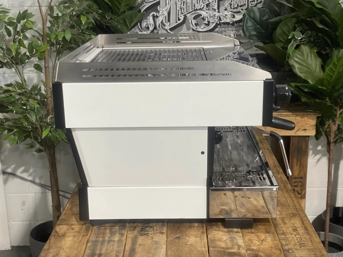 La Marzocco Linea PB blanca y acero inoxidable, lateral izquierdo