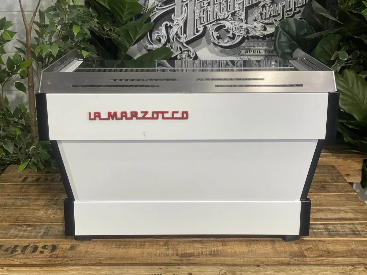 La Marzocco Linea PB de 2 grupos blanca, vista posterior
