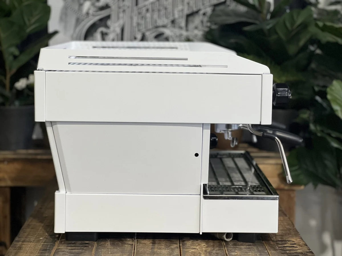 Costado derecho de cafetera La Marzocco Linea PB Full White