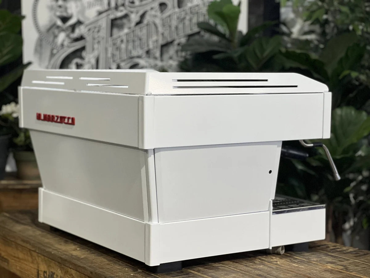 Costado izquierdo de cafetera La Marzocco Linea PB Full White