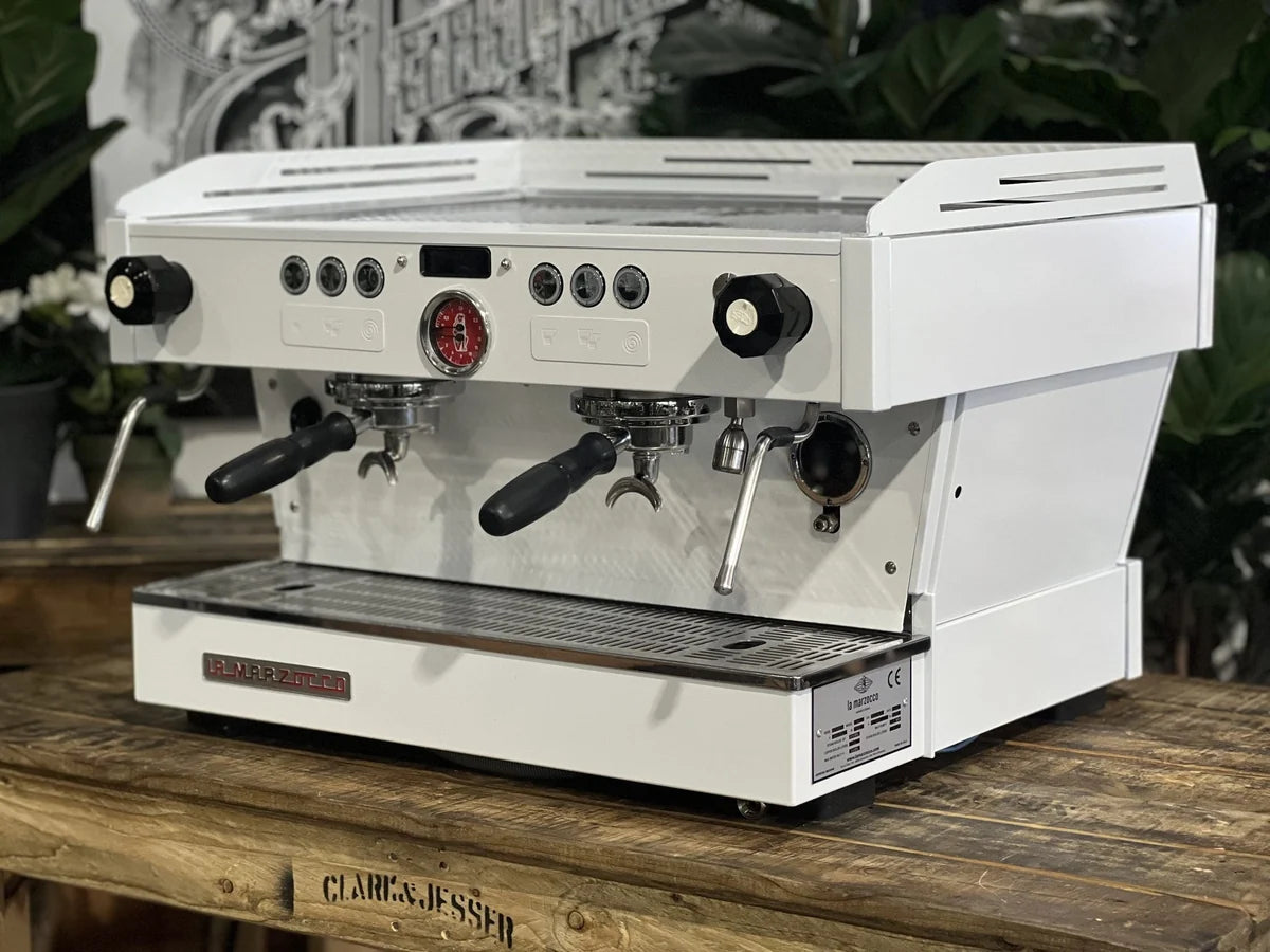 Cafetera La Marzocco Linea PB Full White de 2 grupos, vista frontal lateral