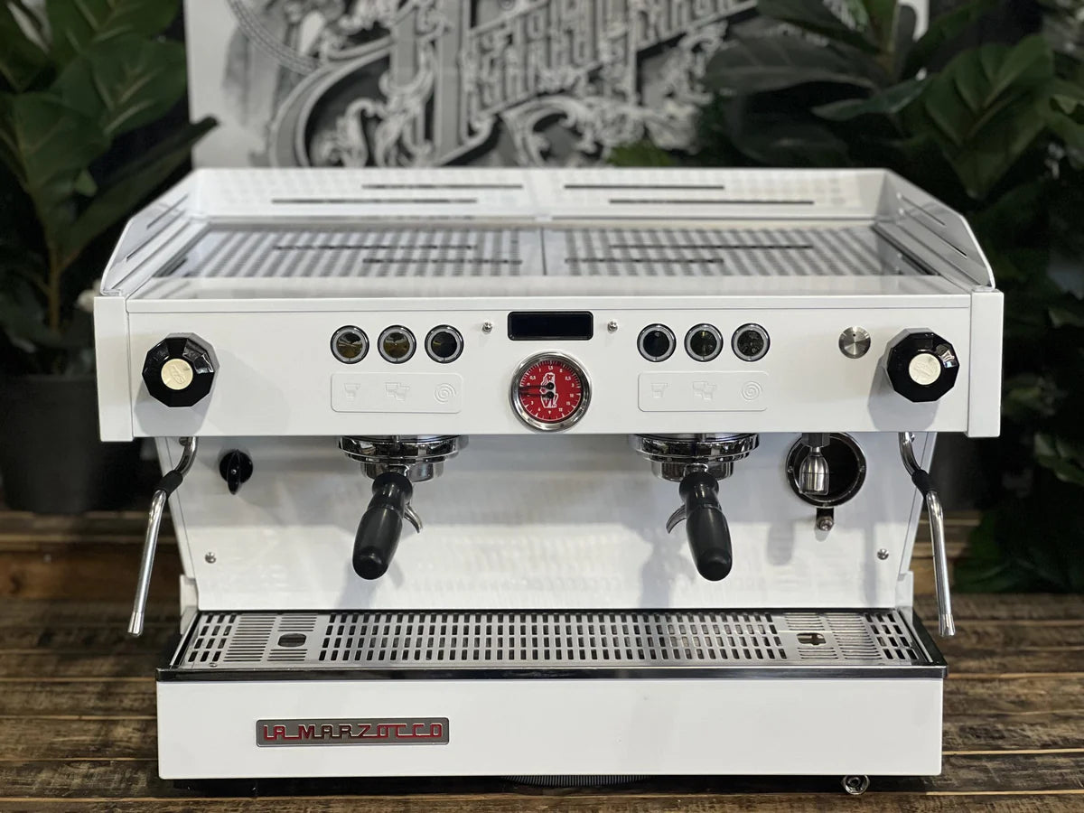 La Marzocco Linea PB Full White reacondicionada de 2 grupos, vista frontal