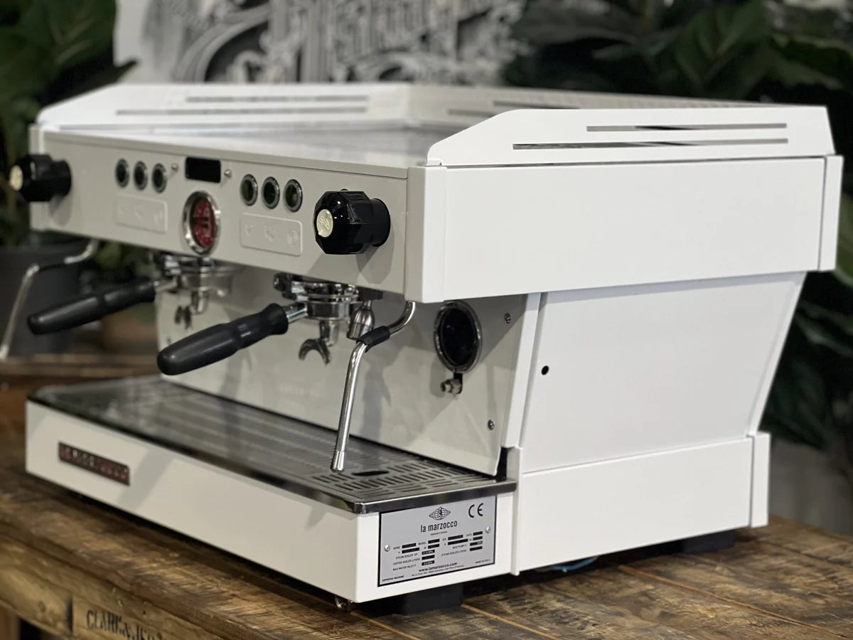 La Marzocco Linea PB blanca de 2 grupos, vista lateral derecha