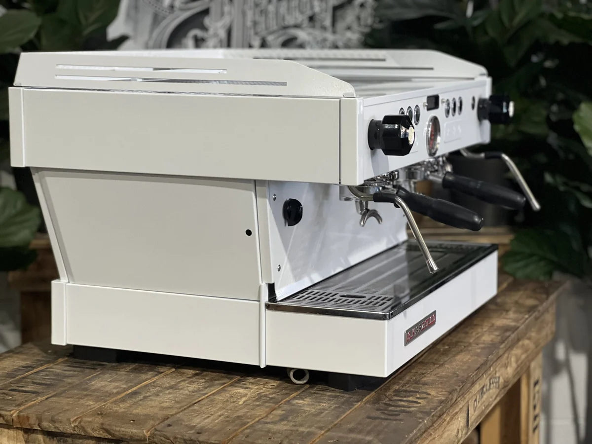 La Marzocco Linea PB Full White reacondicionada, vista lateral izquierda