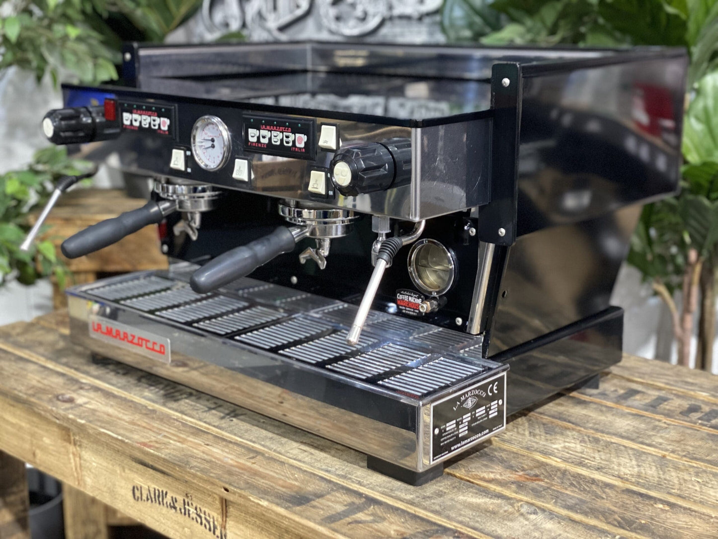 Detalle de La Marzocco Linea Classic reacondicionada de 2 grupos negra
