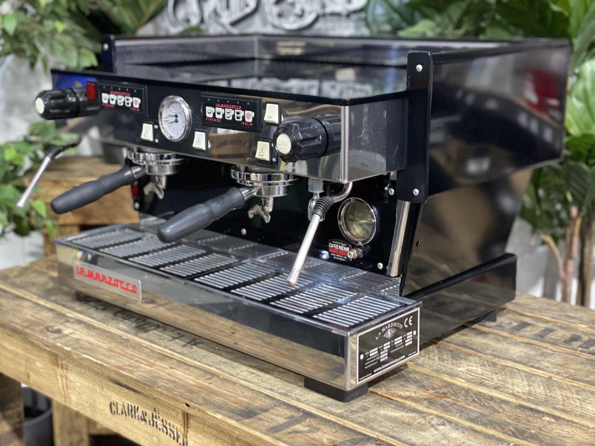 Detalle de La Marzocco Linea Classic reacondicionada de 2 grupos negra