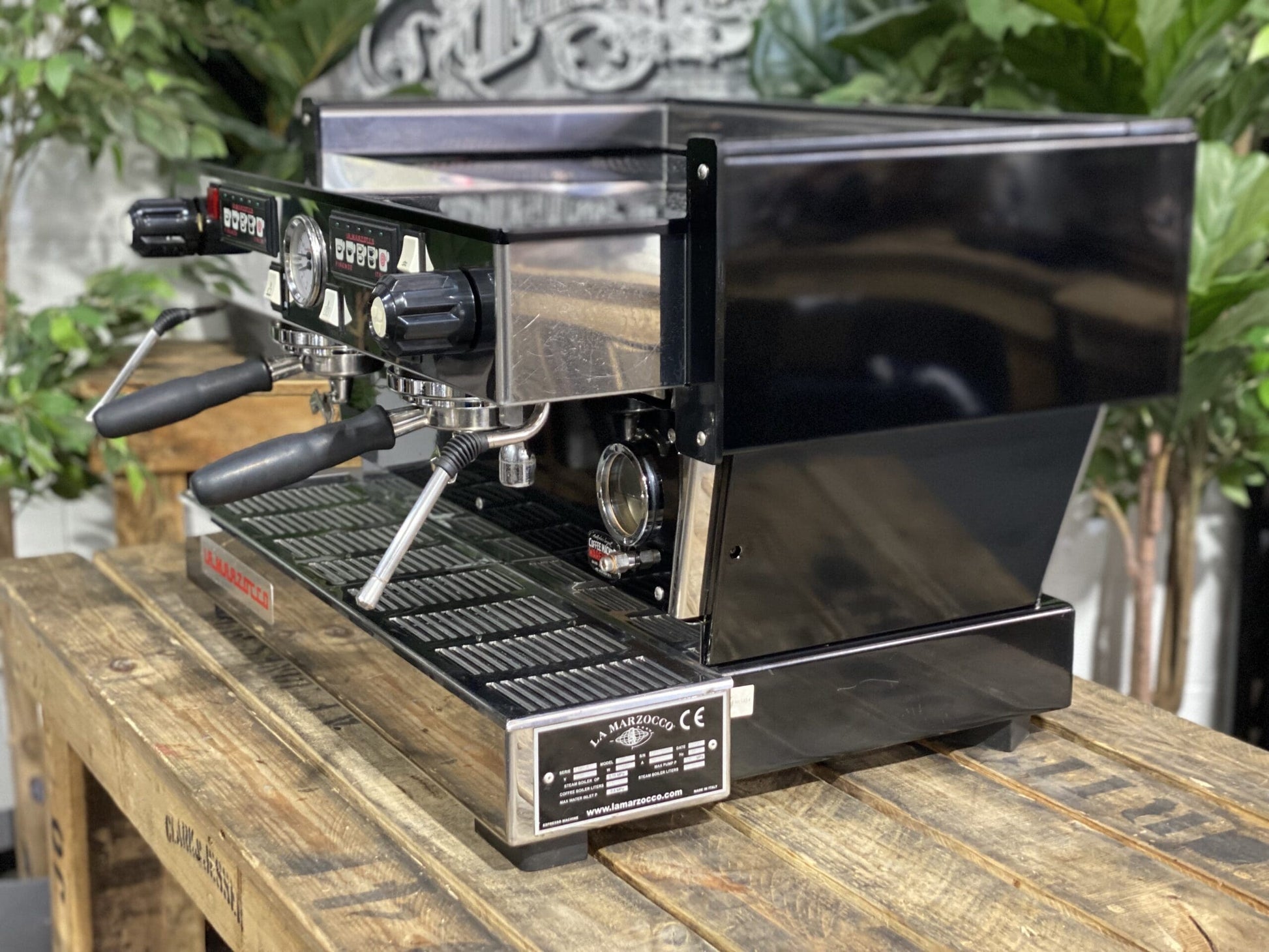 Segundo detalle de La Marzocco Linea Classic reacondicionada de 2 grupos negra