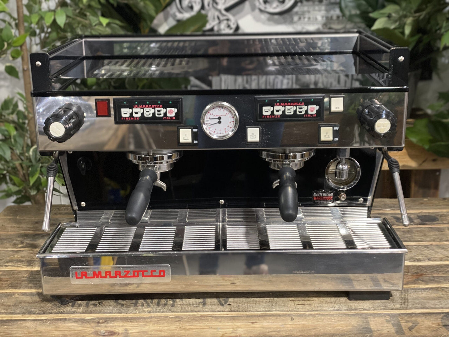 La Marzocco Linea Classic reacondicionada de 2 grupos negra, vista lateral